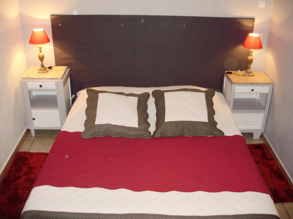 Auberge Du Bord Des Eaux - Demi-Pension Assuree Sur Reservation 생타망레조 외부 사진