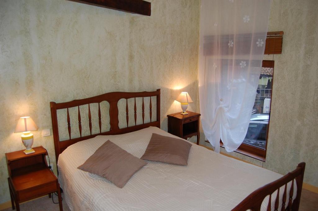 Auberge Du Bord Des Eaux - Demi-Pension Assuree Sur Reservation 생타망레조 객실 사진