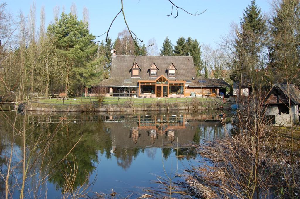 Auberge Du Bord Des Eaux - Demi-Pension Assuree Sur Reservation 생타망레조 외부 사진
