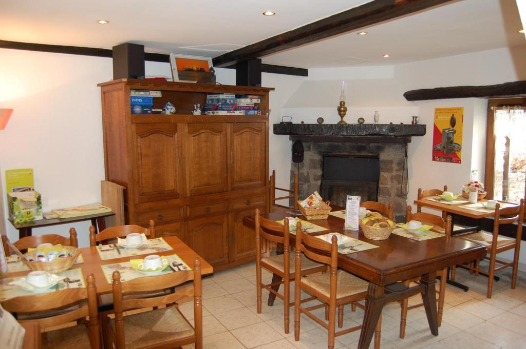 Auberge Du Bord Des Eaux - Demi-Pension Assuree Sur Reservation 생타망레조 외부 사진
